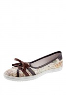 натирает обувь